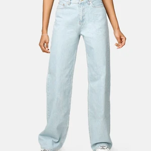 Junkyard wide jeans - Säljer dessa trendiga jeans från junkyard. Har fransat sig lite av nedre benet som du kan se på andra bilden. Nypris 499kr och pris kan diskuteras 💗 Köparen står för frakt 