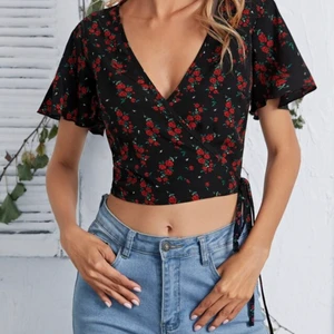 Blommig topp - Jätte fin blommig topp. Aldrig använd. Köparen står för frakten 🌸