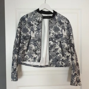 Jacka från zara - Nyskick, använd nån enstaka gång. Köparen står för frakt. Är något stor i storlek skulle säga att den är som en S