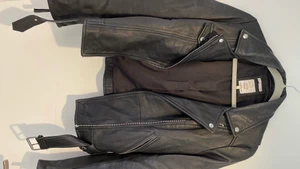 Jacka i läderimitation - Snygg biker-jacka i läderimitation. Sparsamt använd i fint skick. 