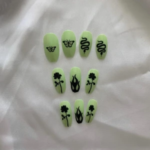 Naglar  - Det är bara dom 10 naglarna man får med och lite extra naglar om naglarna skulle vara stora eller små. Och man får med 10st dubbelsidig klistermärken som är till naglarna, och detta är ett kit. 