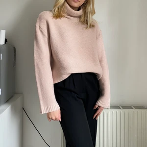 Rosa polo tjocktröja  - Rosa varm tjocktröja dom är perfekt på sommarkvällar eller till hösten! Fint skick med inga defekter eller så. Köparen står för frakt!!💗💗