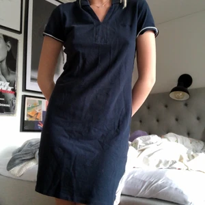 Strandklänning  - Perfekta strandklänningen men funkar även till allt annat oxå! Marinblå med en liten v-ringning o krage🤩 känns väldigt lyxig 