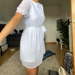 Studentklänning - Vit klänning från nakd perfekt till student eller skolavslutning. Storlek 36 men skulle säga den passar 34 o 38 med. Reglerbart band i midjan som man med kan ta av. Aldrig använd💓💓  fodrad med undertyg så den är inte genomskinlig 