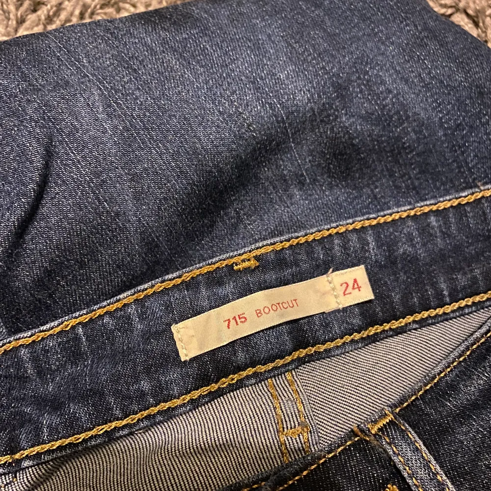 Frakt ingår i pris! 💙💙skitsnygga äkta Levis jeans ”715 bootcut”, sparsamt använda! Storlek 24. Jeans & Byxor.