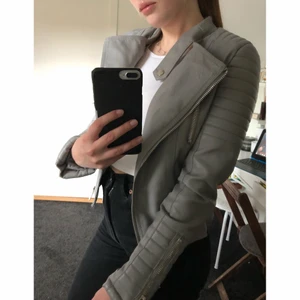 Chiquelle MOTO jacket - Grey - Säljer denna superfina gråa skinnjackan från chiquelle då den inte längre kommer till användning. Nyckick, endast använd ett fåtal gånger och jackan är såklart av fakeskinn. Passar en xs/s. Nypris: 699kr men säljer för 200kr, priset kan diskuteras!💕