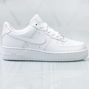 Vita Air Force 1 07 - Alla skor är oanvända och i originalförpackning, kan skicka kvitton i DM. Har alla storlekar mellan 38-40.5. Pris: 1100 kr