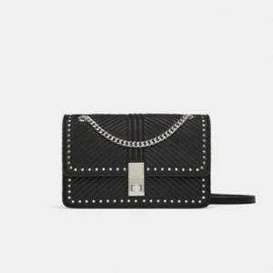 Väska från zara  - En väska från zara som var väldigt populär för något år sedan, den är använd men inte i dåligt skick! Har varit en favorit väska 💕 väskan går att med både kort och långt band beroende på vad man tycker om !