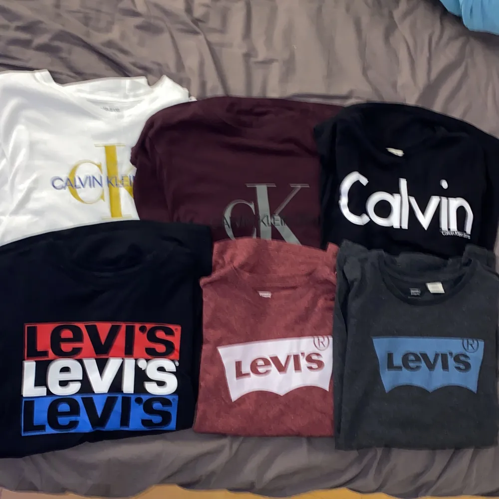 Säljer 6 stycken märkes t-shirts av märken Levis och Calvin Klein, Alla är i väldigt bra skick och några är helt oanvända. Storlek varierar mellan xs/s men de sitter i stort sätt lika. Priset är 100kr/styck, köp alla för 450! Skriv för fler bilder etc. T-shirts.