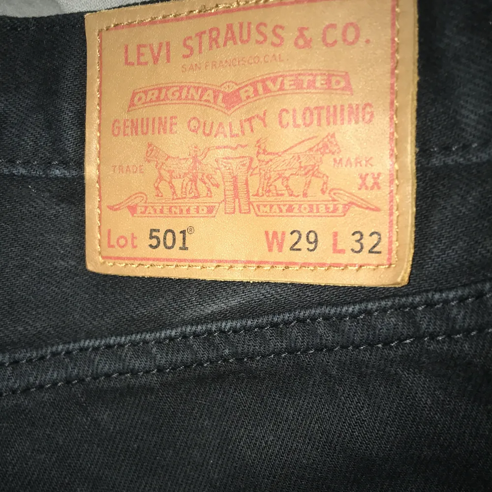 Levis 501 svarta använda fåtal gånger bra skick. Jeans & Byxor.
