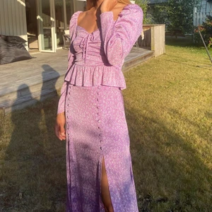 Mönstrat set - Otroligt fint set i lilarosa, kjol + topp. Säljes separat eller ihop. Använd 2 gånger. Passar 36/38 och M/L.