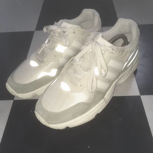 Adidas Yung 96 vit/beige stl 44 2/3 - Ett par Adidas Yung 96 storlek 44 2/3. Endast använda ett fåtal gånger och därför i mycket gott skick. Kan skickas, köparen betalar frakten (ca 66kr med PostNord).