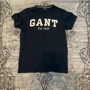 Gant tröja - En mörkblå gant tröja med vitt tryck på bröstet. Aldrig använd, helt nytt skick.🪙🚈