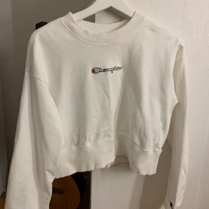 Champion crewneck - Vit crewnecktröja som jag köpte på nakd. Storlek S. I princip aldrig använd. Lite kortare modell💕