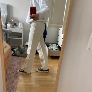 Beiga Rowe byxor - Lägger upp igen då köparen drog sig ur. Riktigt najs beiga byxor från weekday i modellen Rowe som är perfekta till sommaren 😍  Använda endast en gång. Jättesmå ljusa fläckar längst ner på byxbenet men inget som syns(kontakta för bild)