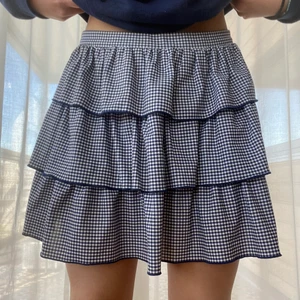 ZARA KJOL - Hejsan!! Säljer denhär jättesöta kjolen från Zara som jag aldrig använt. Den är PERFEKT nu till våren + sommaren! Jag köpte den av en tjej här på Plick men kände att den inte passade mig. Den är i storlek L men brukar vanligtvis ha S-M (modellen på kjolen är lite mindre än vanligt), skulle säga att den passar någon från XS-M! Köpte den för 300kr + frakt. Skriv till mig om ni vill ha fler bilder eller har frågor!💙😁💞❤️🙌🏼