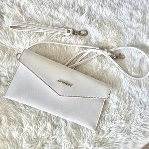 Handväska - Handväska med både lång axelrem och kortare handrem 👛 Mått: 12x24 cm. Sparsamt använd. Köparen står för frakt 🌸