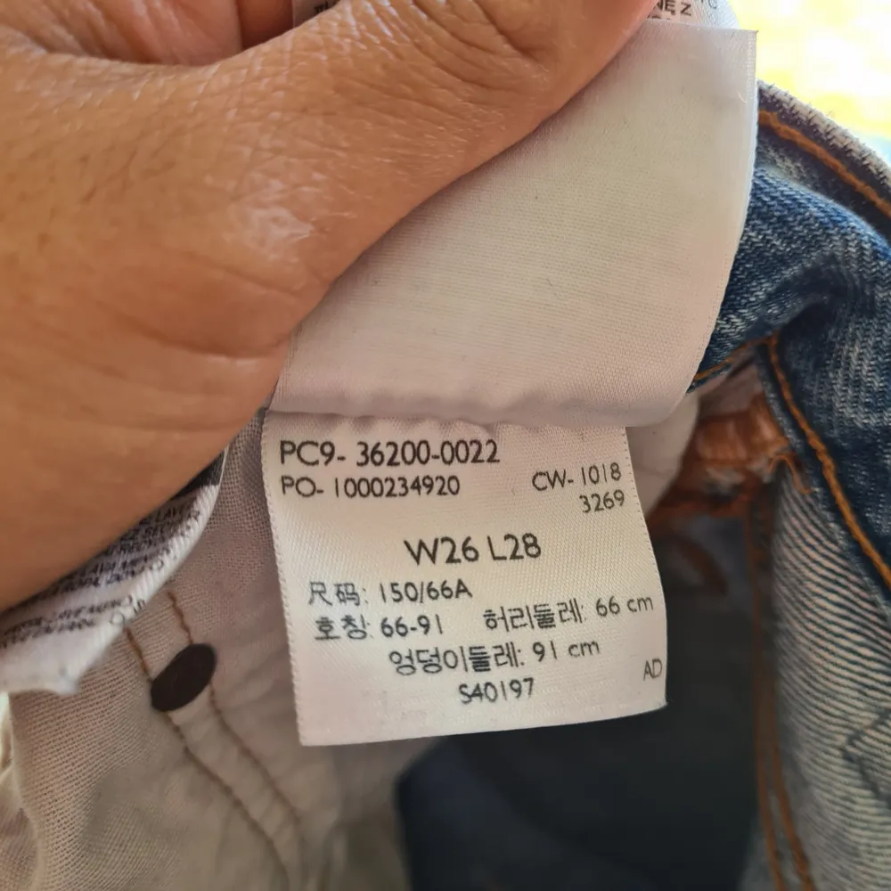 Levi's  Jeans 501!! Köpta här på plick men säljer då dem är för stora! Fint skick!!⭐😍Halvt, de går över höften men de slutar precis under naveln ! Jag är 158 cm lång.. Jeans & Byxor.