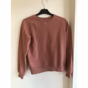Långärmad Tröja - En långärmad smutsrosa tröja från lager 157. Strl XS. Använd.