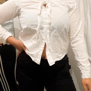 Off shoulder skjorta  - Off shoulder skjorta från H&M i bra mycket bra skick! Skriv privat för eller bilder på. Frakt tillkommer på 66kr☺️