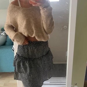 Stickad tröja - En aaas snygg stickad tröja som är perfekt till en sommarkväll över en klänning eller likande!! Den är i storlek M från ONLY och är använd cirka 3 gånger 😍