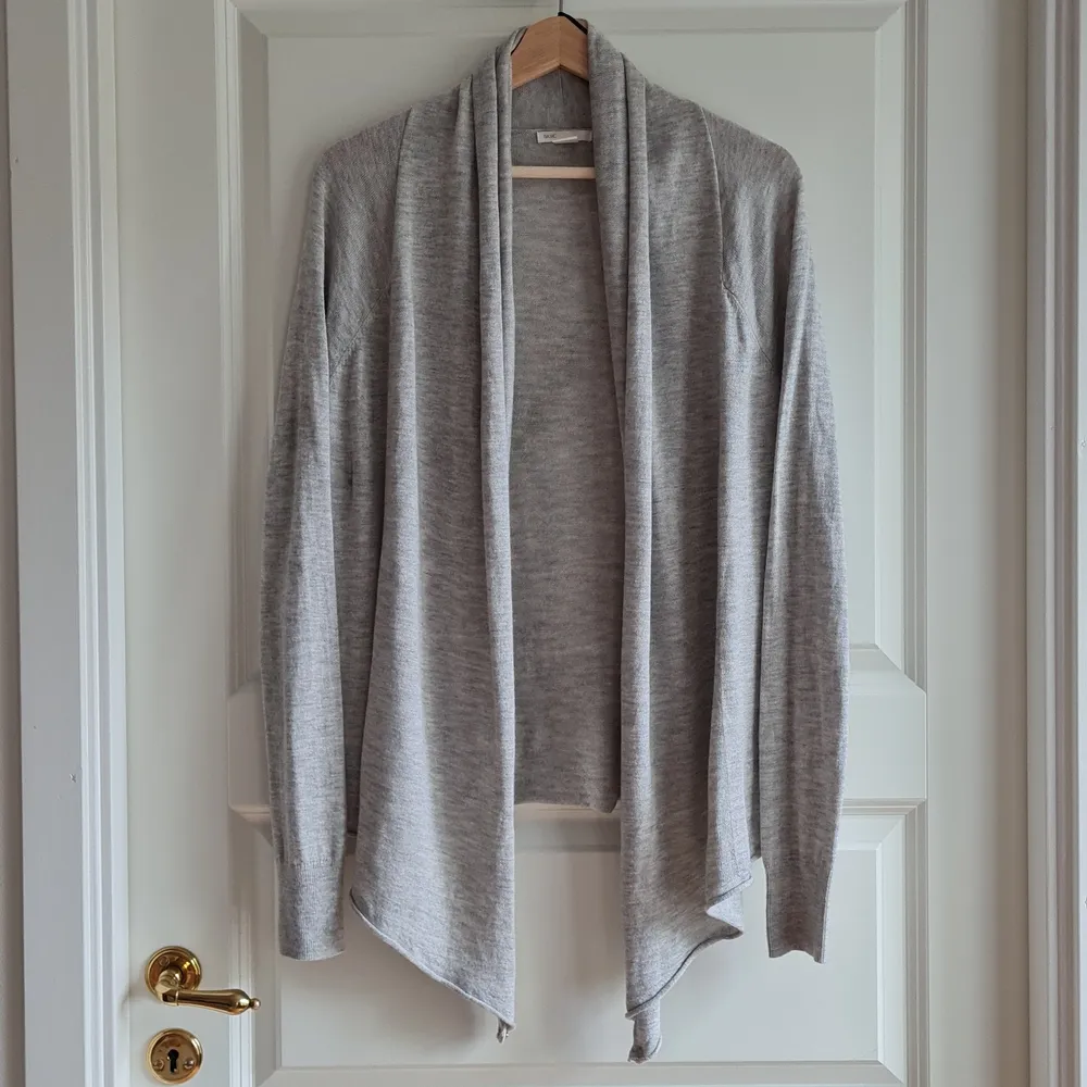 Grey cardigan from H&M. Very soft material 🥰 You can wear it two ways! You can fasten the buttons on the sides or let it loose so you get two looks 😃 Used only 1-2 times so in perfect condition! 😃 Size M.. Tröjor & Koftor.