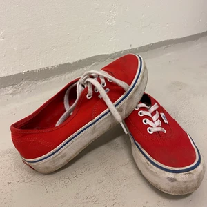 VANS platå - Röda Vans sneakers med platå. Varsamt använda ett fåtal gånger. Gör man rent den vita sulan blir dom jätte fräsha!