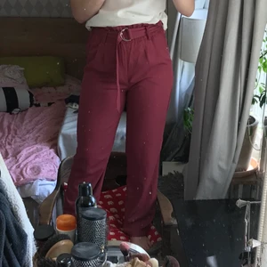 Supersnygga byxor - Säljer nu (tyvärr!) vidare dessa supersköna och svala byxor (perfekta nu till sommaren) från Bikbok i storlek XS. Byxorna är använda ett fåtal gånger och är tyvärr för små. Hope u like it! ✨💛 (Ledsen för dålig passformsbild 😅😂)