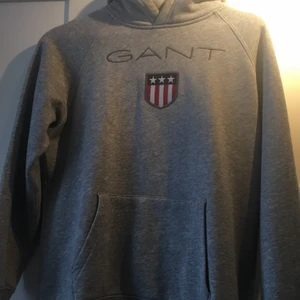 Gant - En grå huvtröja ifrån Gant, använd ett par fåtal gånger, den är i storlek S och jag säljer den för 150kr + frakt. (Pris kan diskuteras)      