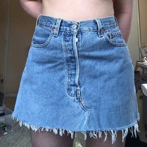 Ganska kort Levis jeans kjol