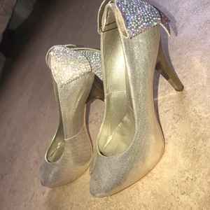 Klackar 👠  - Ordinarie pris 899kr men jag säljer den för 300kr använd bara en gång( kontakta mig för fler bilder) 