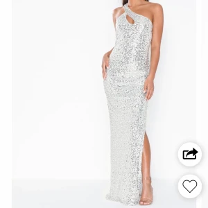 Nelly eve - ONE SHOULDER SPARKLING GOWN - Festklänning - silver Varumärke: Nly by Nelly Använd en gång