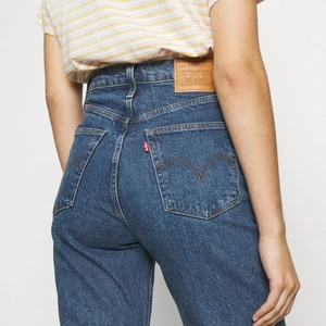 Levis ribcage - Storlek w26/l27. Säljer då de år lite små och korta på mig. Hör av dig vid intresse så fixar jag bättre bilder. 💞🥰 färgen ”georgie” 1% stretch