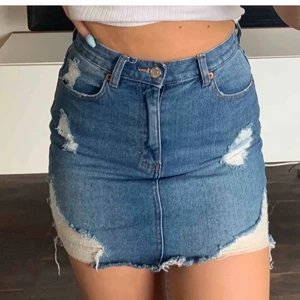 Kjol  - Säljer denna kjol som jag användt få gånger! Passar dig dom har XS och S! Kontakta mig för mer info!