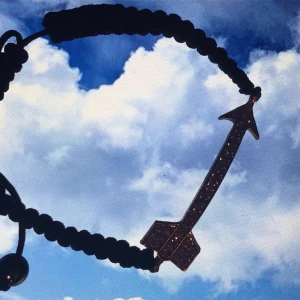 Fina smycken harm band och Brosch! - Fina smycken                                                                                    Armband 20kr /brosch 10kr