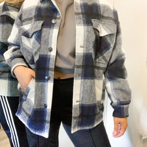  Rutig Zara jacka  - Säljer min fina rutiga jacka då den tyvärr inte kommer till användning. Den är i mycket bra skick och frakt till kommer på 66kr☺️