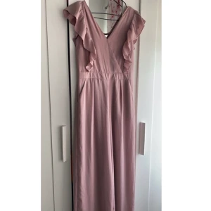 Jumpsuit med volanger - Från bikbok i storlek xs. Använd 1 gång, köparen står för frakt❣️