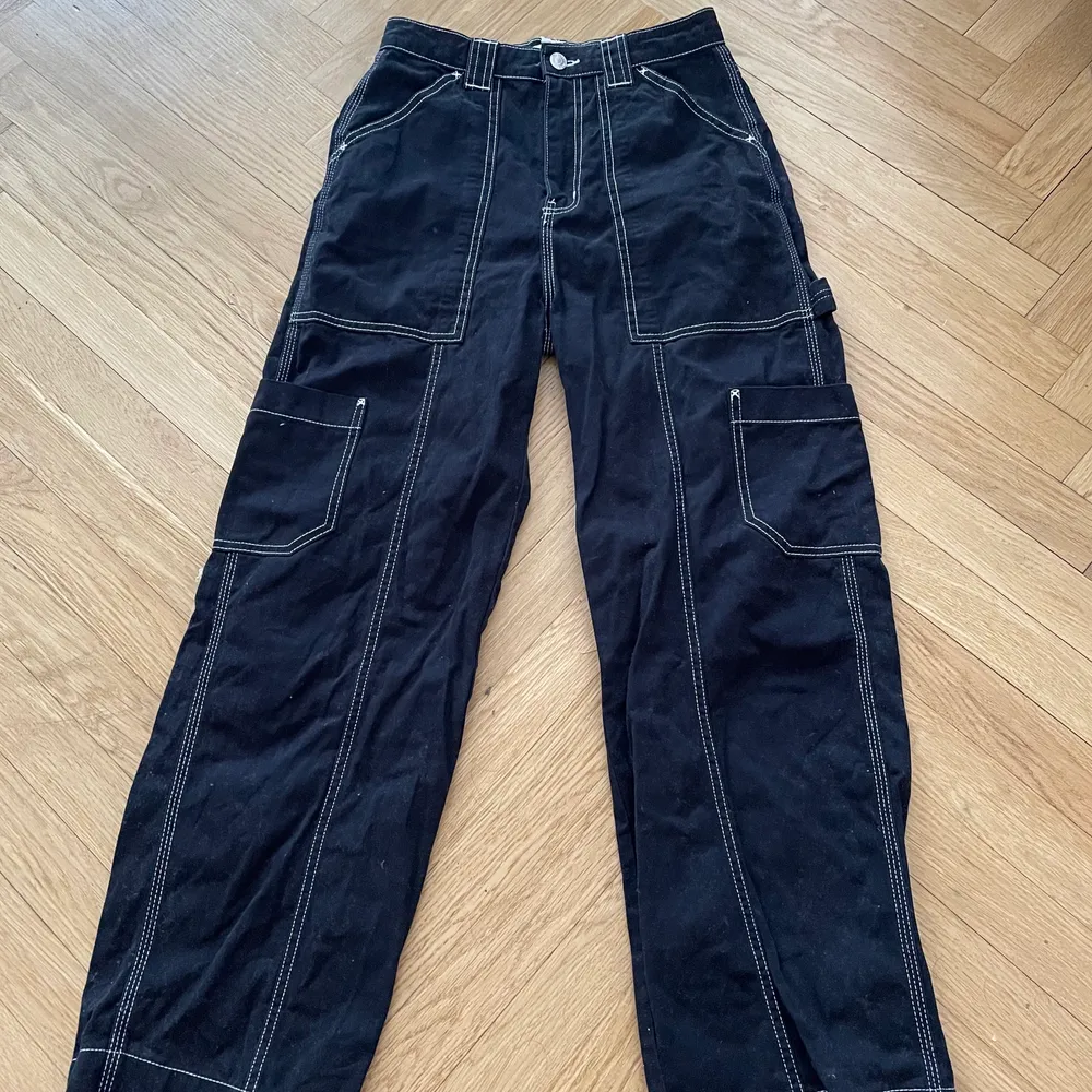 Säljer nu detta par weekday jeans då de aldrig används längre. De är i storlek 34 och nystarts pris var 500kr. Om stort intresse startas budgivning! 💜☺️. Jeans & Byxor.