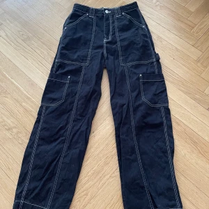 Weekday byxor! - Säljer nu detta par weekday jeans då de aldrig används längre. De är i storlek 34 och nystarts pris var 500kr. Om stort intresse startas budgivning! 💜☺️
