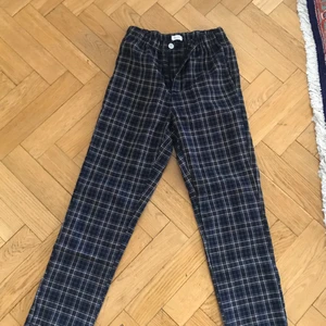 rutiga byxor!  - jättesköna rutiga byxor! har resår i midjan, för att stänga byxorna finns det både kjedja och knapp. tvättar självklart innan jag säljer och om du vill ha mer info eller bilder skriv till mig privat! 