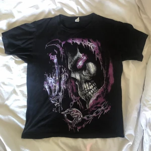 graphic T-shirt -  bra skick. 