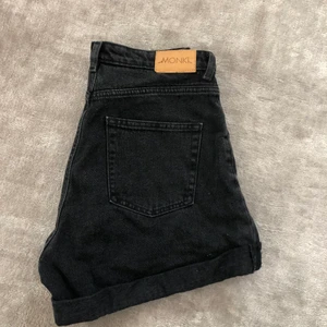 Svarta högmidjade jeansshorts shorts - Högmidjade shorts från Monki i svart flammigt jeans. Knappt använda i supergott skick utan skador! Vid frågor är det bara att skriva 💞