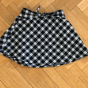 rutig kjol - jättefin rutig kjol med rosett! jättesöt och man kan styla den på många olika sätt! passar massa olika klädstilar tex kawaii, emo och skater! om du vill ha mer info eller bilder skriv privat.