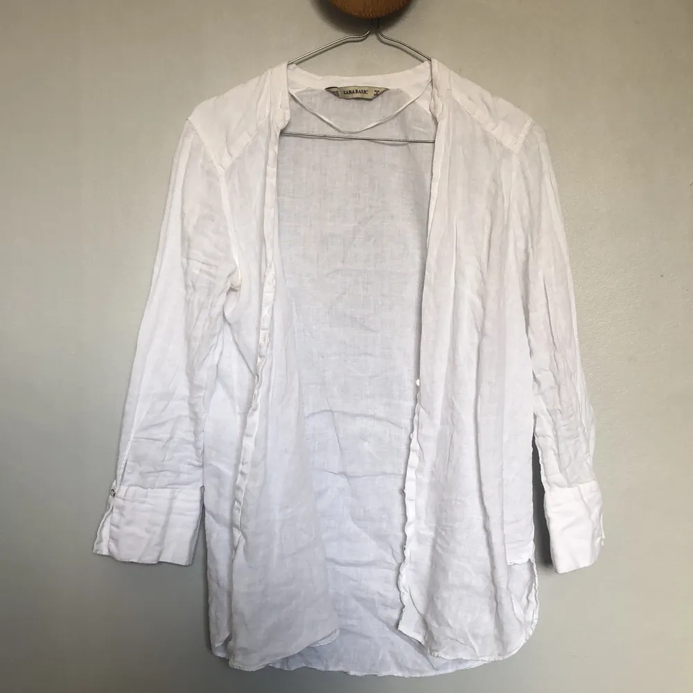 Linneskjorta från Zara i storlek XS men är lite oversize så fungerar till en S också! Kan användas knäppt och uppknäppt eller knuten i midjan ☺️ kan mötas i Stockholm eller postas . Skjortor.