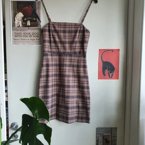 Klänning - 90-tals inspirerad klänning från Monki, passform som på sista bilden.