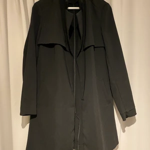 Jackor - Tunn svart kappa 50kr, Grå Pälsjacka 150kr, Svart kappa 100kr