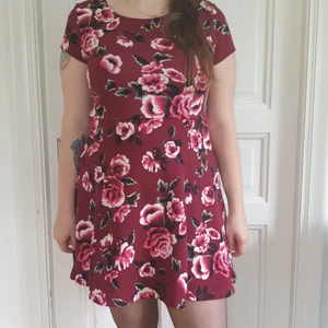 Vinröd Blommig Klänning Storlek 42 - Vinröd Blommig Klänning Storlek 42