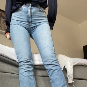 Zara jeans med slits  - Fina zara jeans strl 34, säljer pågrund av dålig användning ( ett slitet hål finns uppe vid höften men inget som syns eller stör) skicka för fler bilder✨✨