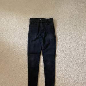 Svarta Levis jeans, mile high super skinny. Storlek 27 i midjan och 28 i längden! Rätt så bra skick. Köparen betalar frakten!