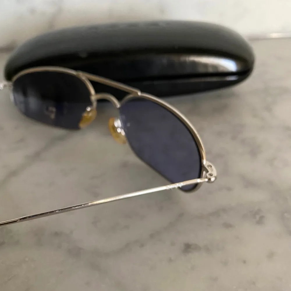 Vintage Gucci solglasögon i silvriga bågar med blåa linser 💜 fina till sommaren!. Accessoarer.